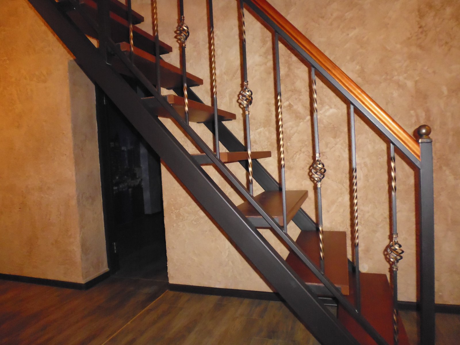 Деревянная лестница с металлическими перилами